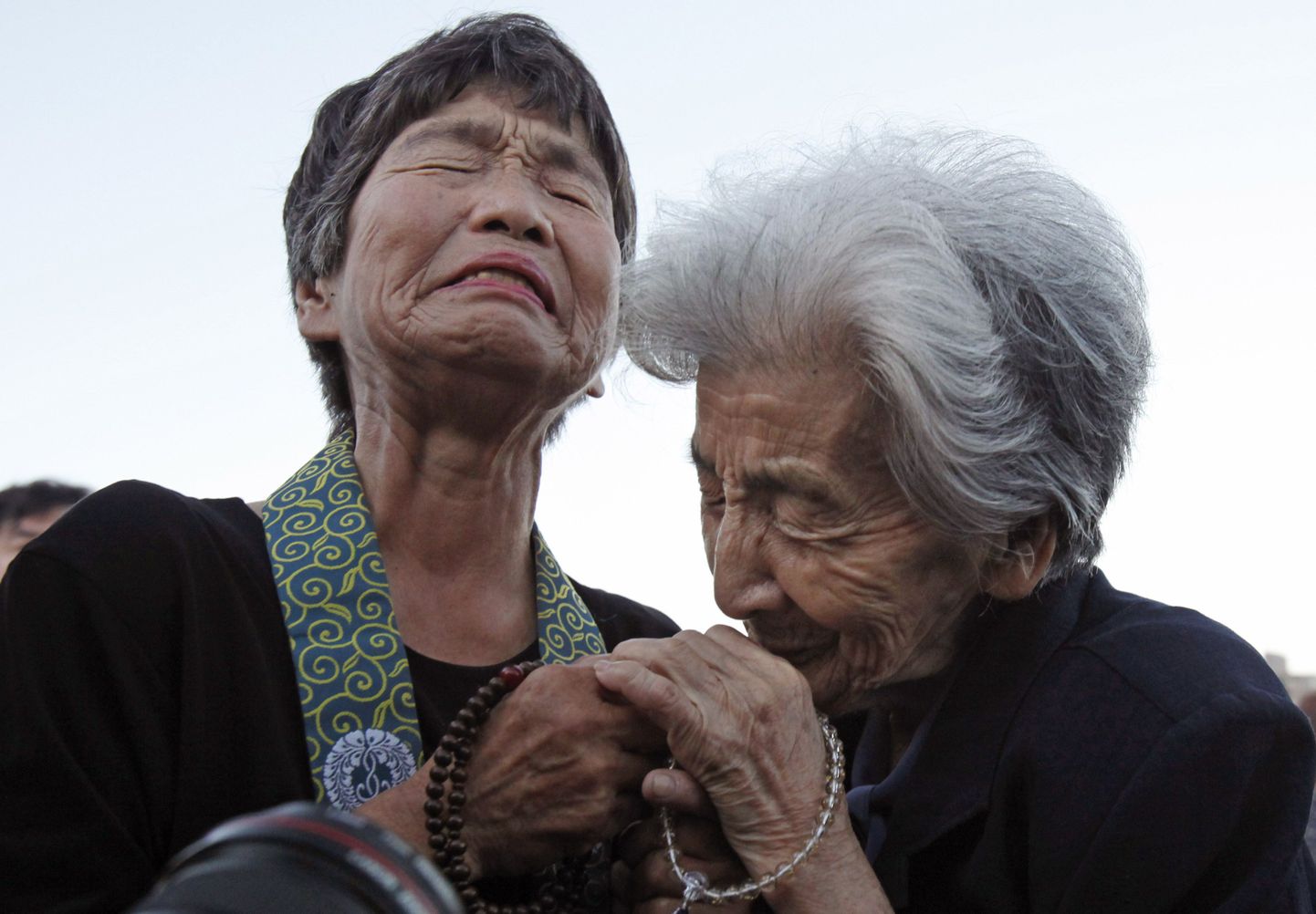 92-aastane Tsuyuko Nakao (paremal) ja 77-aastane Kinuyo Ikegami Hiroshima aatompommiohvrite mälestustseremoonial