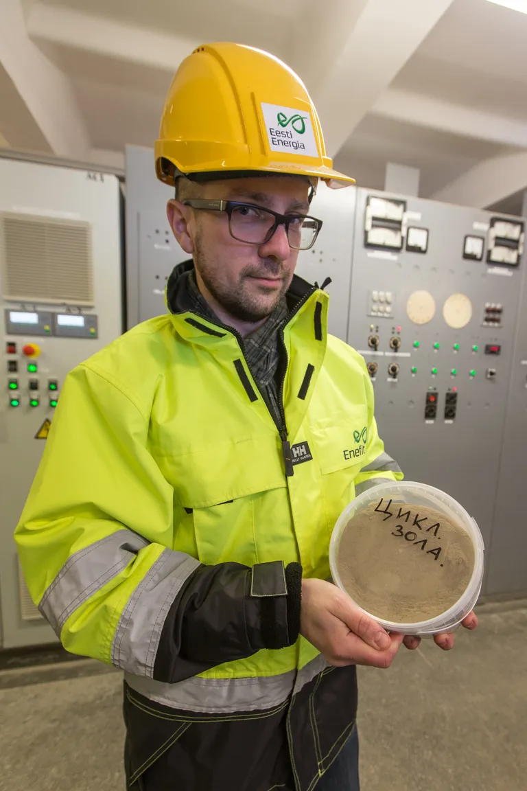 Eesti Energia kütuste portfellihaldur Lauri Laanemäe tõdeb, et kui kunagi läks müüki minev põlevkivituhk järjest silodesse ja sealt autodesse, siis tänapäeval on tuha koostis keemiliselt kontrollitud ning sorditud selle järgi, kas tegemist on filtri- või tsüklontuhaga ning kas see läheb ehitus- või põllumajandussektorile.