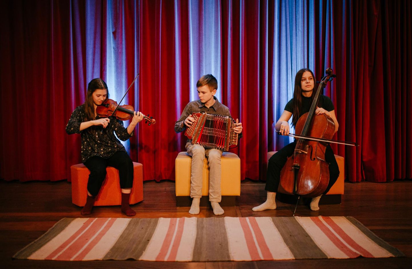 Trios mängivad Triin Pihlap viiulil, Uku Zolgo Eesti lõõtsal ja Aino Rahel Aimla tšellol.
