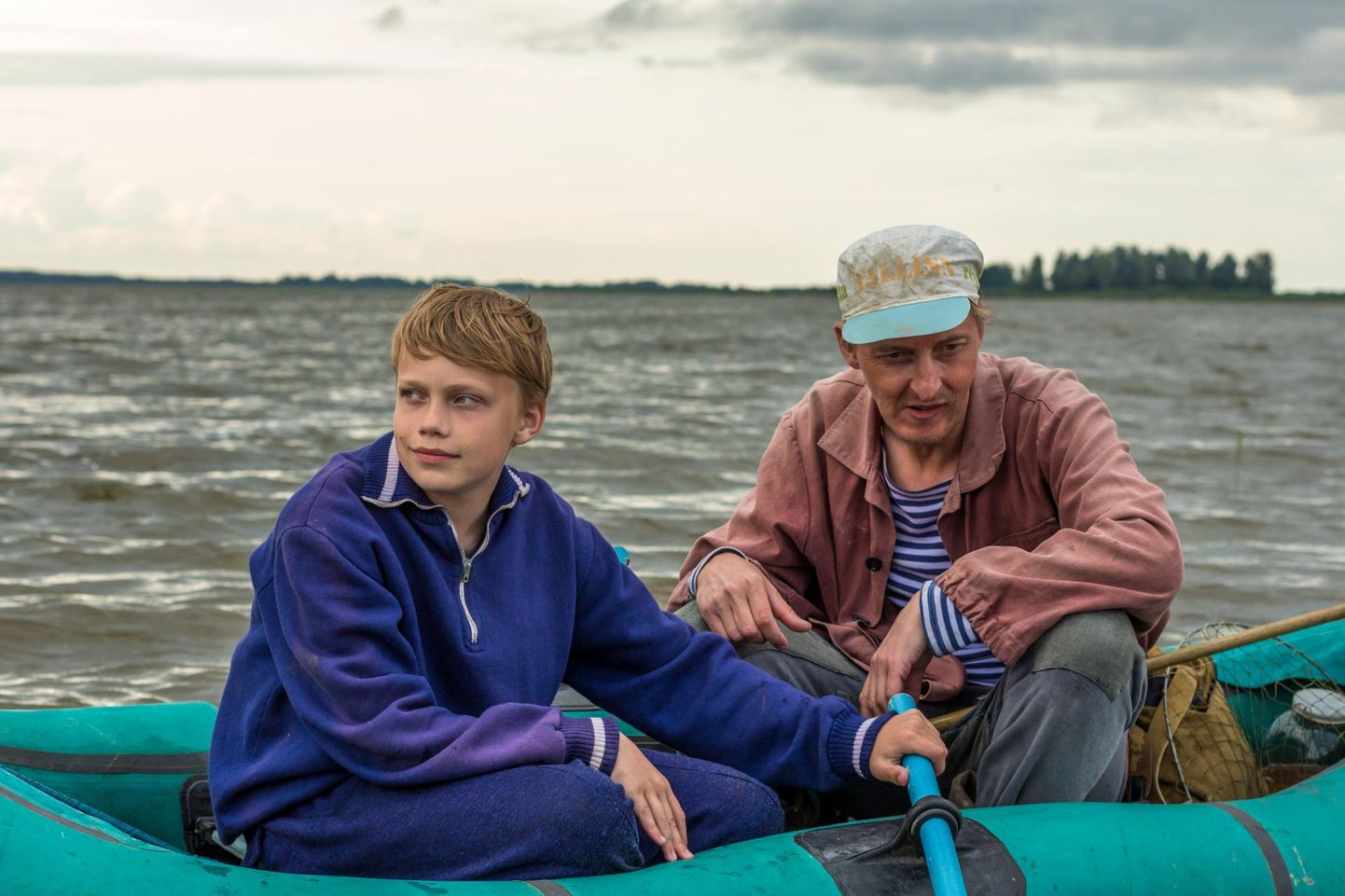 Aarne Soro (paremal) kehastatav veidrikust kalamees on Andresele (Rasmus Ermel, vasakul) üks olulisemaid sõpru.