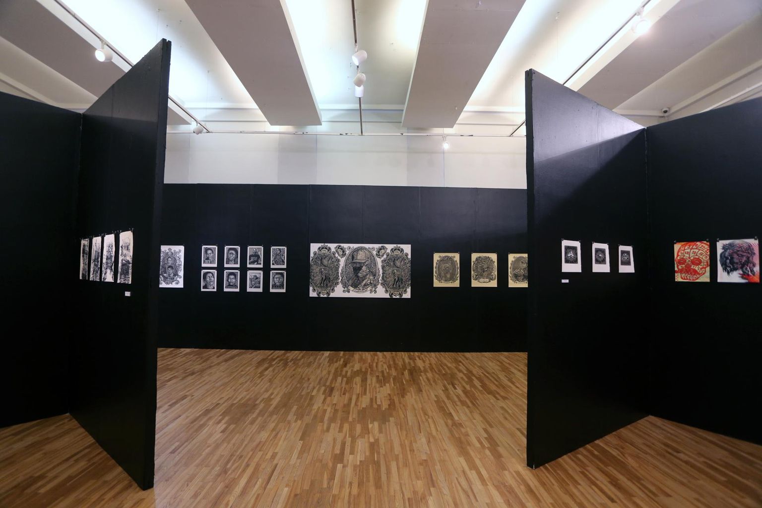 Tartu kunstimajas on Peeter Alliku nimelise Tartu graafikafestivali «Shadows/Varjud» näituse otsaseinal rida Carlos Barberena pilte.