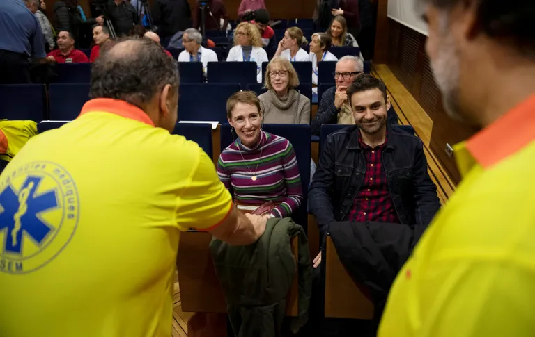 Audrey Mash koos oma abikaasaga haiglas pressikonverentsil