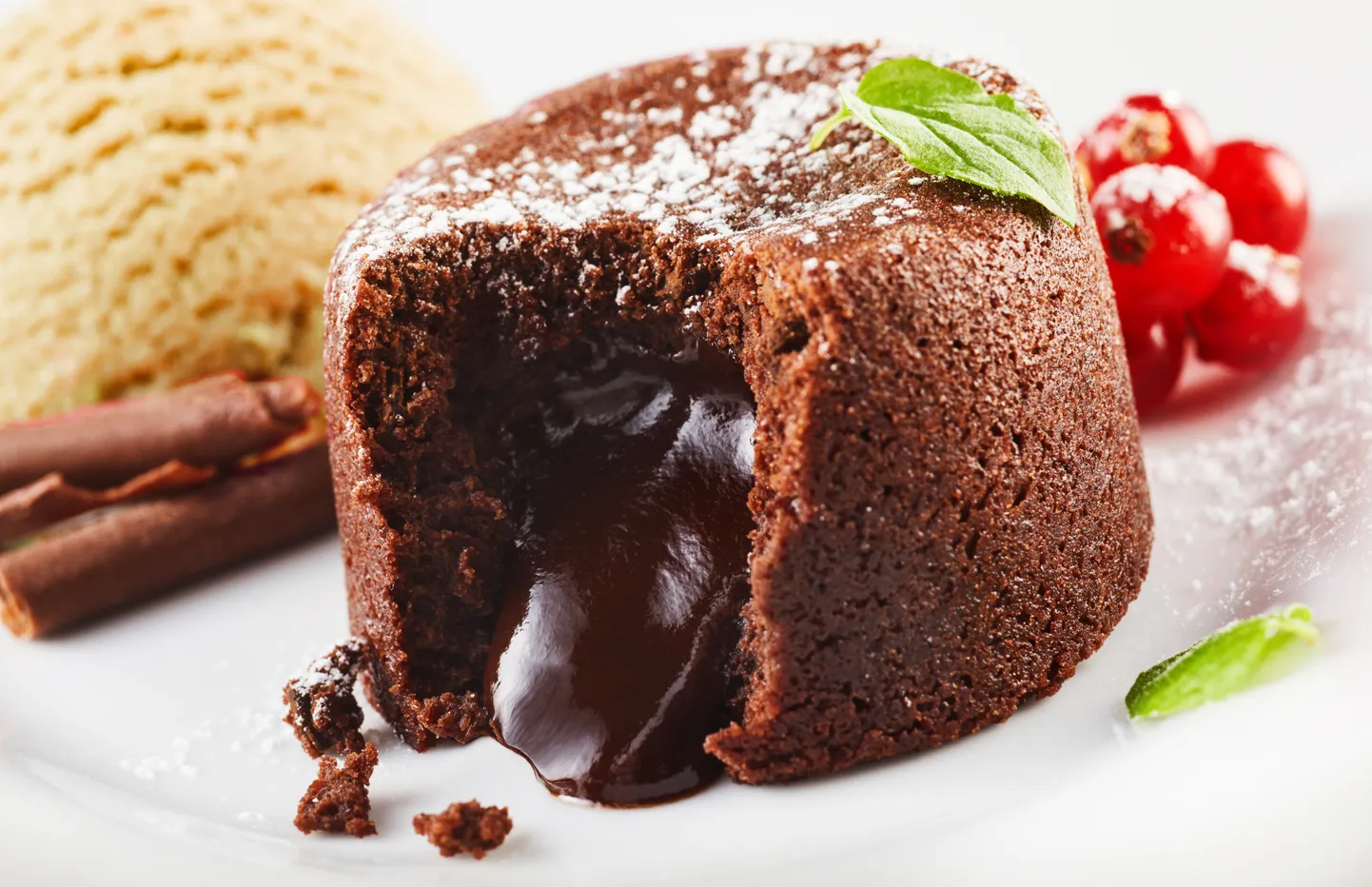 Общеизвестно, что углеводами богаты сладости. Шоколадное пирожное с жидкой начинкой. Иллюстративное фото.