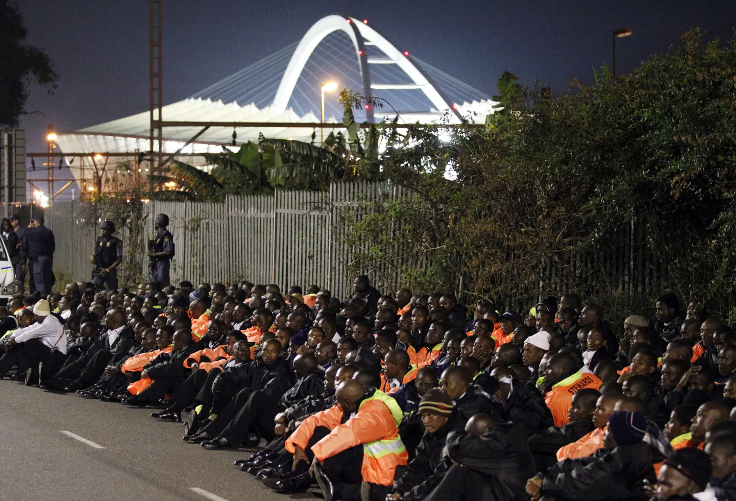 Streikivad turvatöötajad Moses Mabhida staadioni juures.