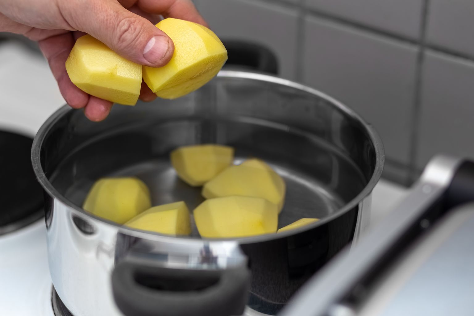 Как быстро отварить картофель. Иллюстративное фото
