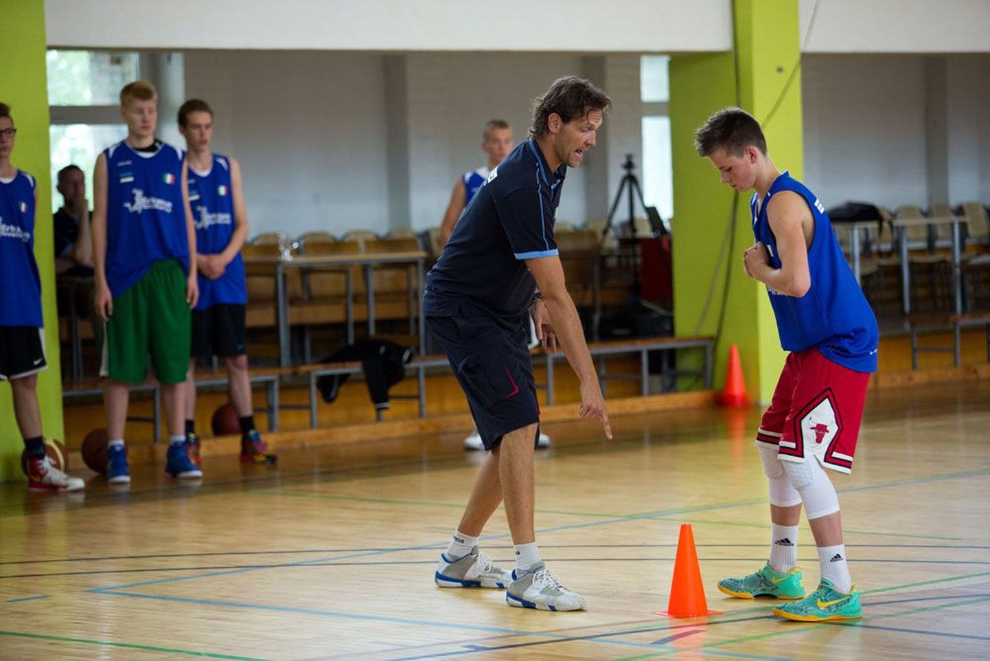 Итальянский тренер Роберто Касоли прошлым летом тренировал молодых эстонских баскетболистов в спортивном лагере в Винни.