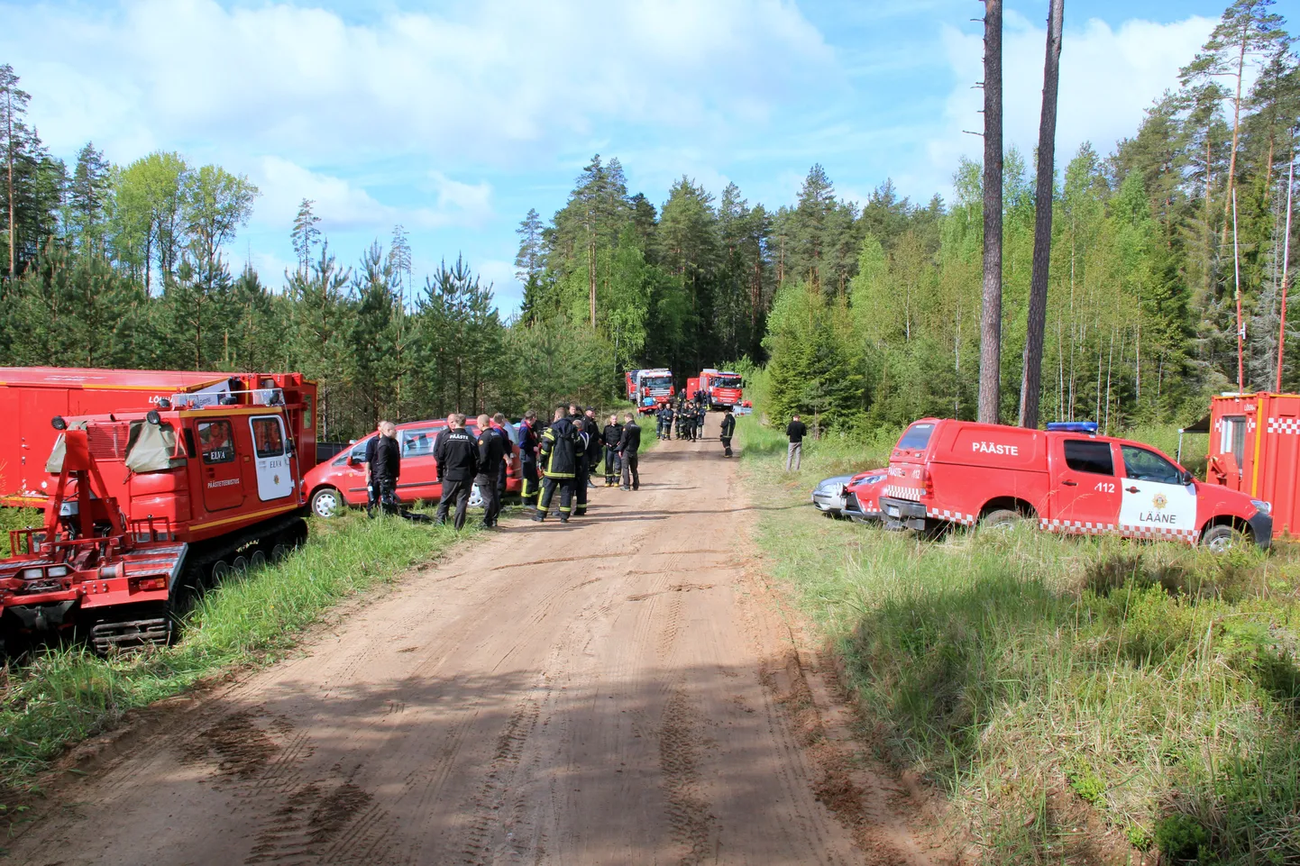 Veel enne kui õppus pihta sai hakata, täitus metsaalune mitmesuguse tehnika ning hulga päästetöötajatega.