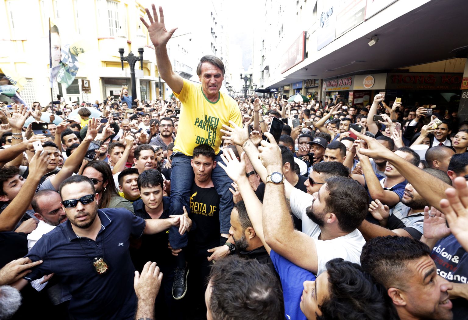 Jair Bolsonaro enne pussitamist toetajate õlgadel.
