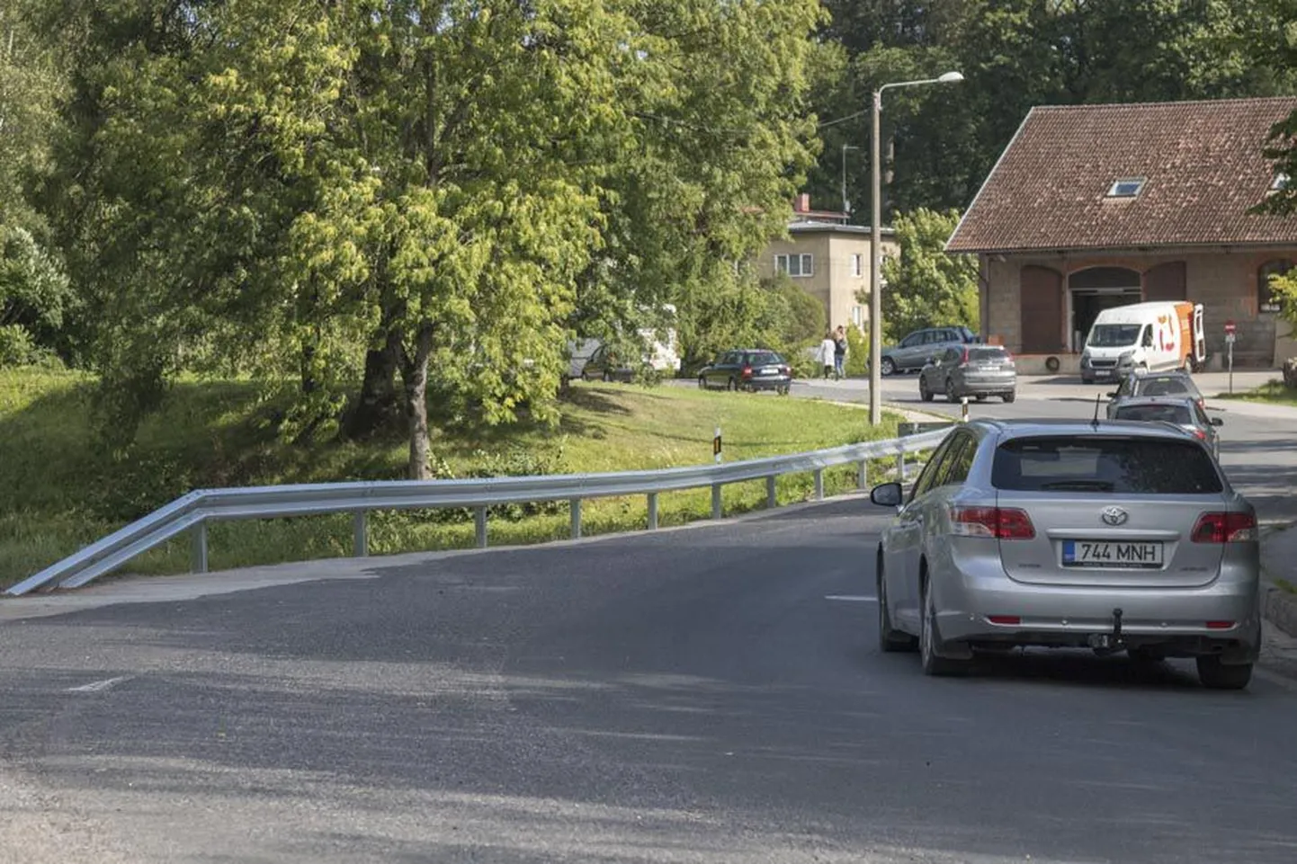 Juhitavuse kaotanud autosid kaitseb nüüdsest tiiki sattumise eest põrkepiire, mis on endisest ohutum.