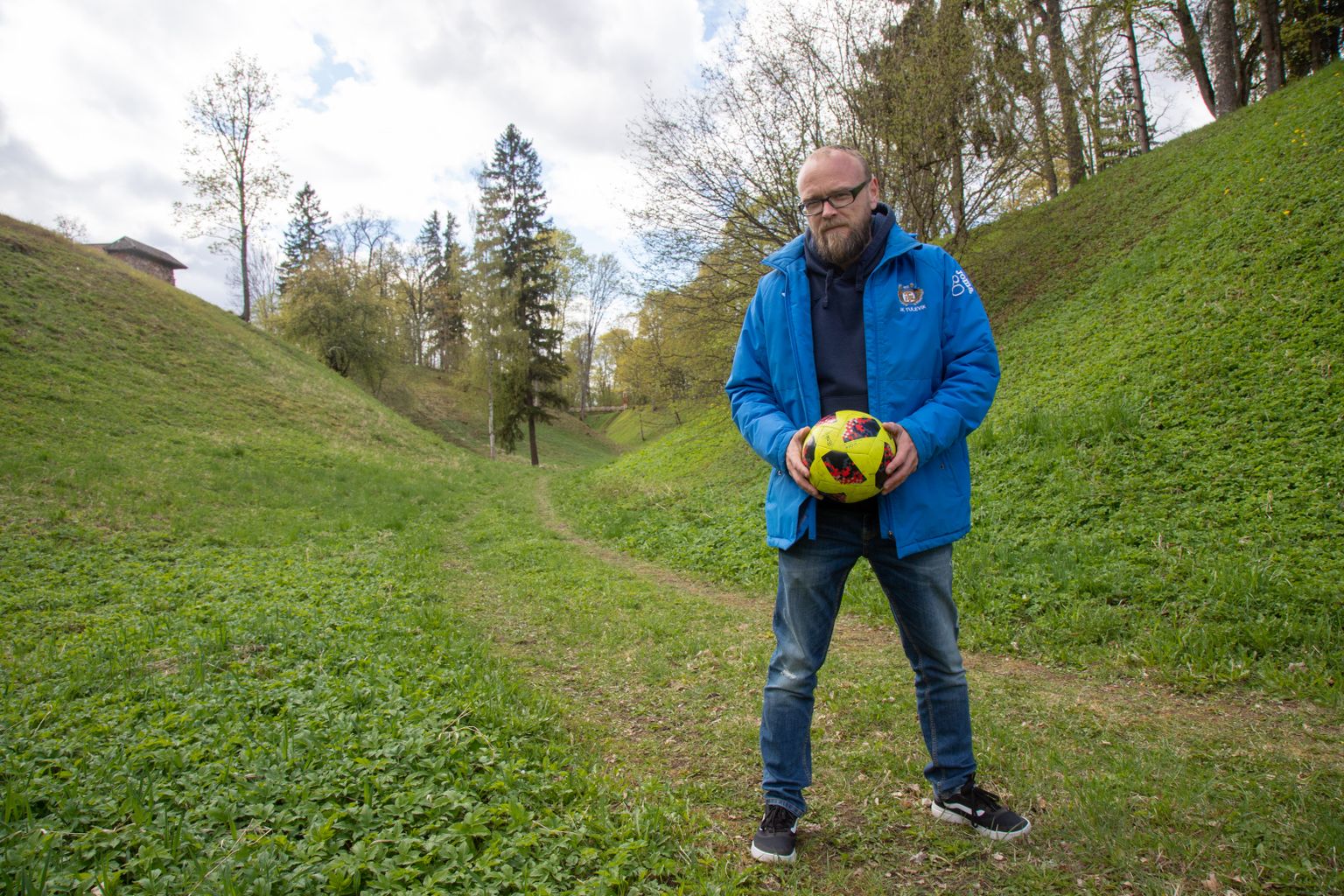 Marek Tiits käib lossimägedes tihti jalutamas ning juba tükk aega tagasi küsis endalt mõttes, et miks ei võiks siin mõnes vallikraavis lõbusat amatöörjalgpalli mängida. Mõte saabki peagi teoks.