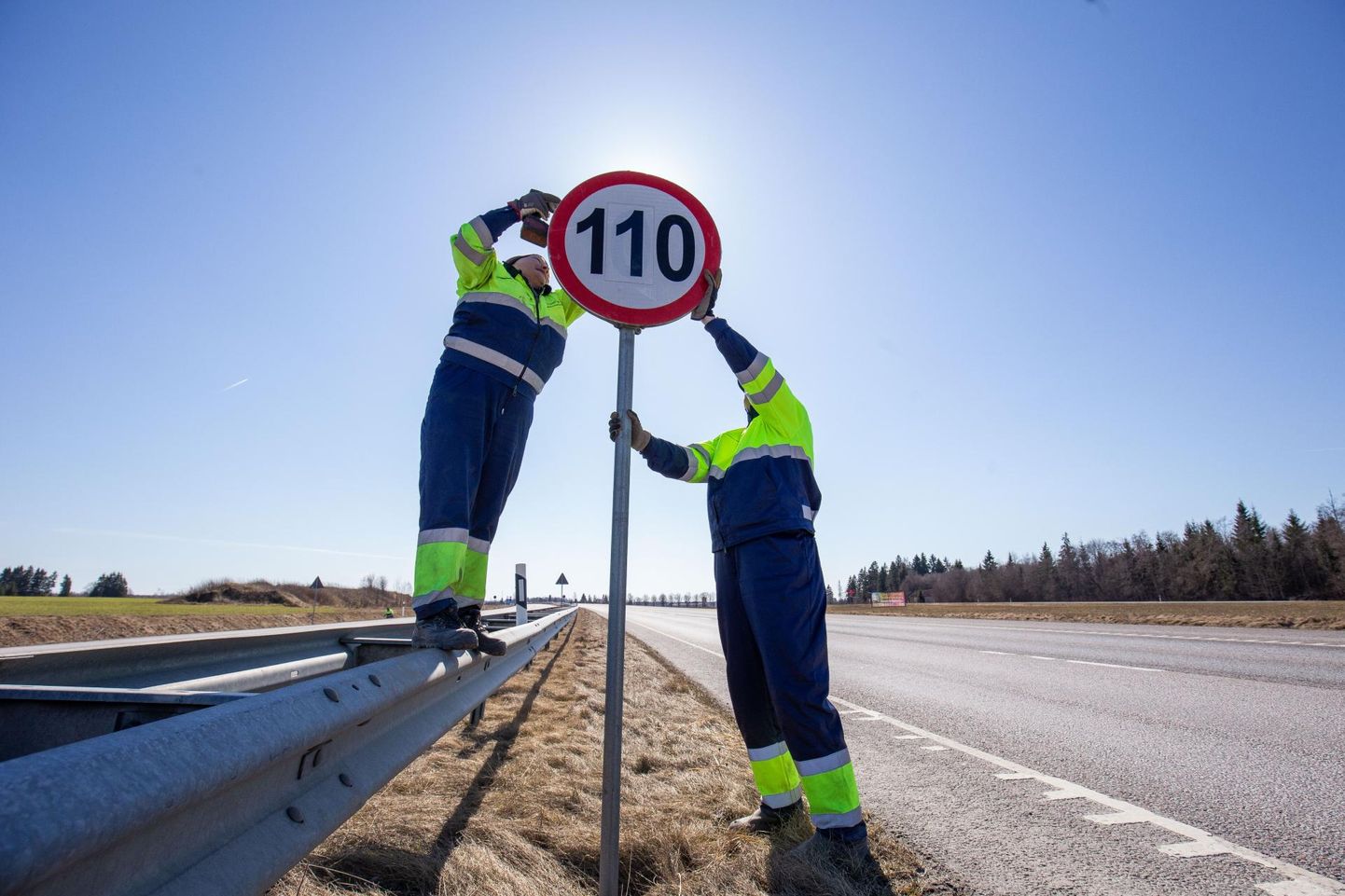 110 kilomeetrit tunnis sõita lubava liiklusmärgi paigaldamine Tallinna-Tartu maantee neljarealisel Mäo lõigul.