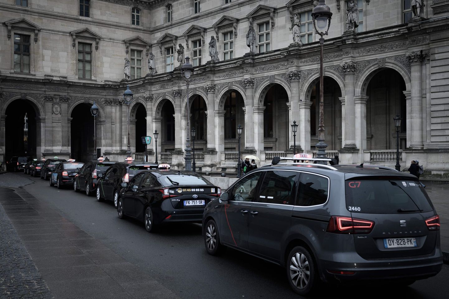 Такси стоят в пробке в Париже во время забастовок.