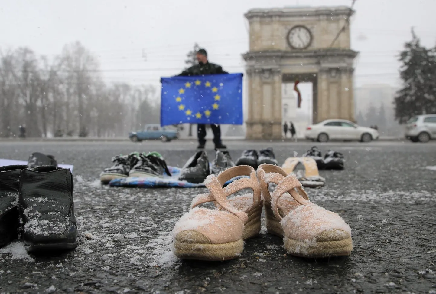 Moldova pealinnas Chișinăus korraldati enne veebruarikuiseid linnapeavalimisi protestiaktsioon, kus toodi tänavatele välismaal töötavate moldovlaste jalatsid ning juhiti tähelepanu kodumaal valitsevale korruptsioonile ja kehvale majandusolukorrale.