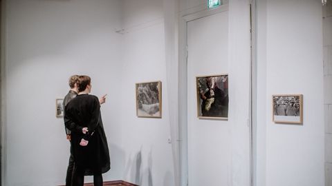 GALERII ⟩ Mirjam Variku fotonäitus räägib loo sõja ajal lahkunud vanaisadest ja siia jäänud vanaemadest