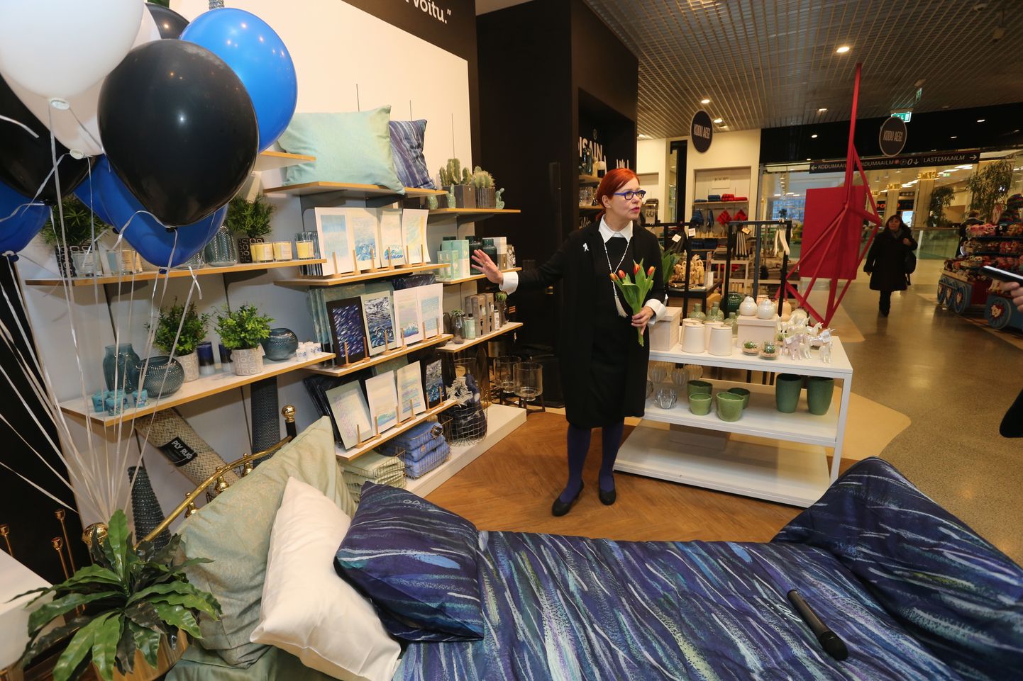Signe Kivi näitas Tartu kaubamajas enda disainitud voodipesukomplekti «Öö» juurde riiulile välja pandud kavandeid.
