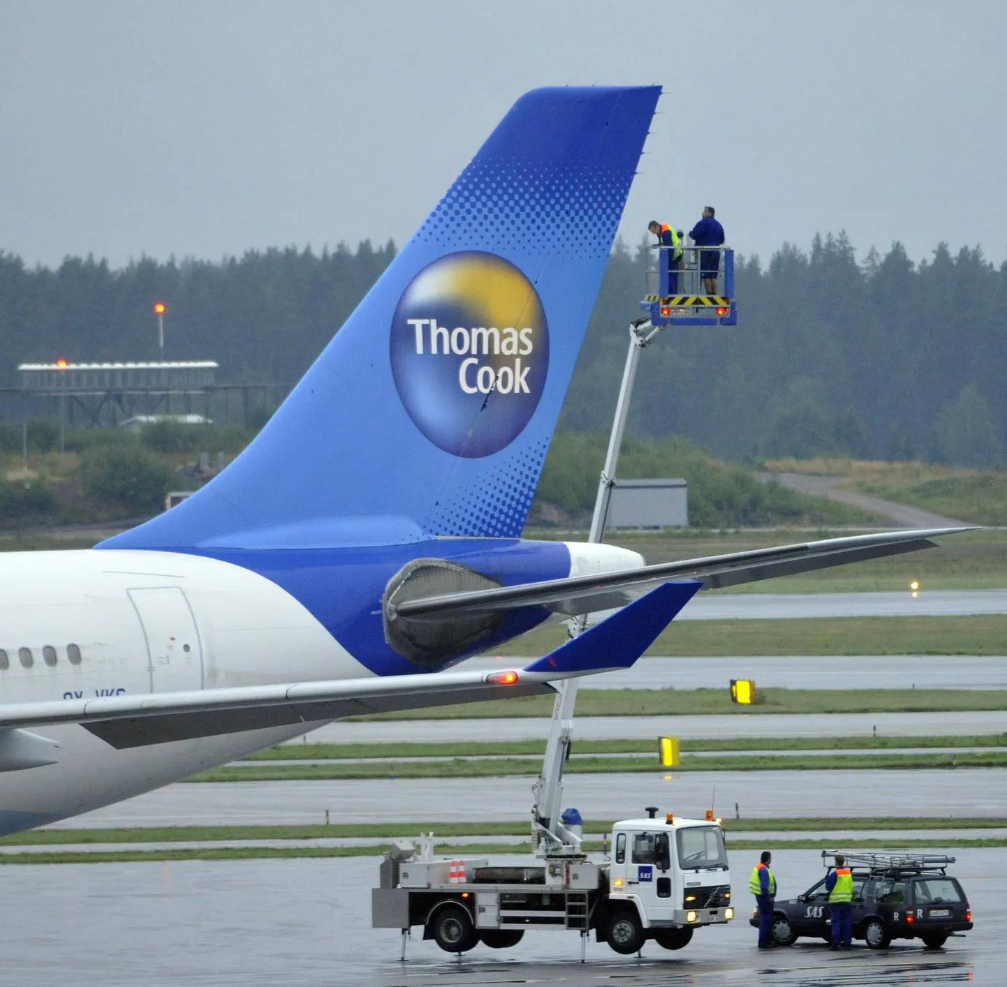 Tehnilised eksperdid kontrollivad Thomas Cook Airlinesi Airbus 330 saba, kuna lennuk sooritas Arlandal pikselöögi tõttu hädamaandumise.