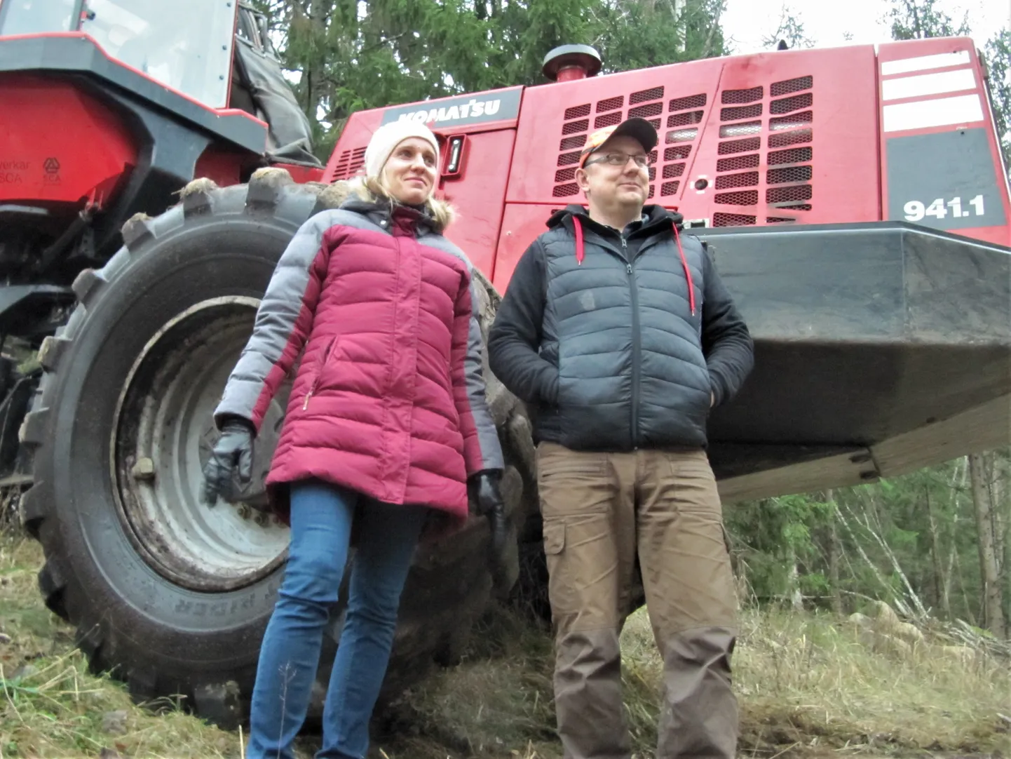 Mertex Mets on perefirma, kus Indrek Meras majandab metsa ja tehnikaga ning kolmandat last ootav Jaanika Soosaar hoiab paberimajanduse korras.
