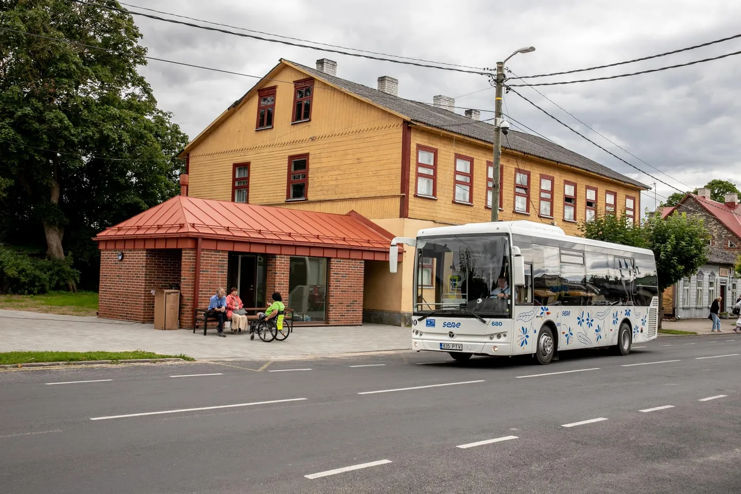 Eile käisid Lihula bussijaamas veel koristustööd, kuid jaamaesisel inimesed juba istusid.