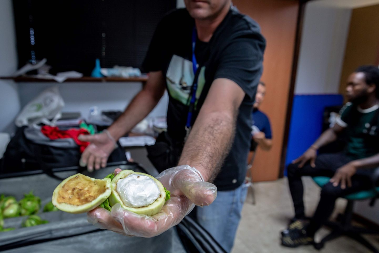 Prantsuse Gujaana tolliametnik nätab riigi pealinna Cayenne’i lennujaamas tabatud narkolasti, kus koakiin oli peidetud puu- ja köögiviljadesse.