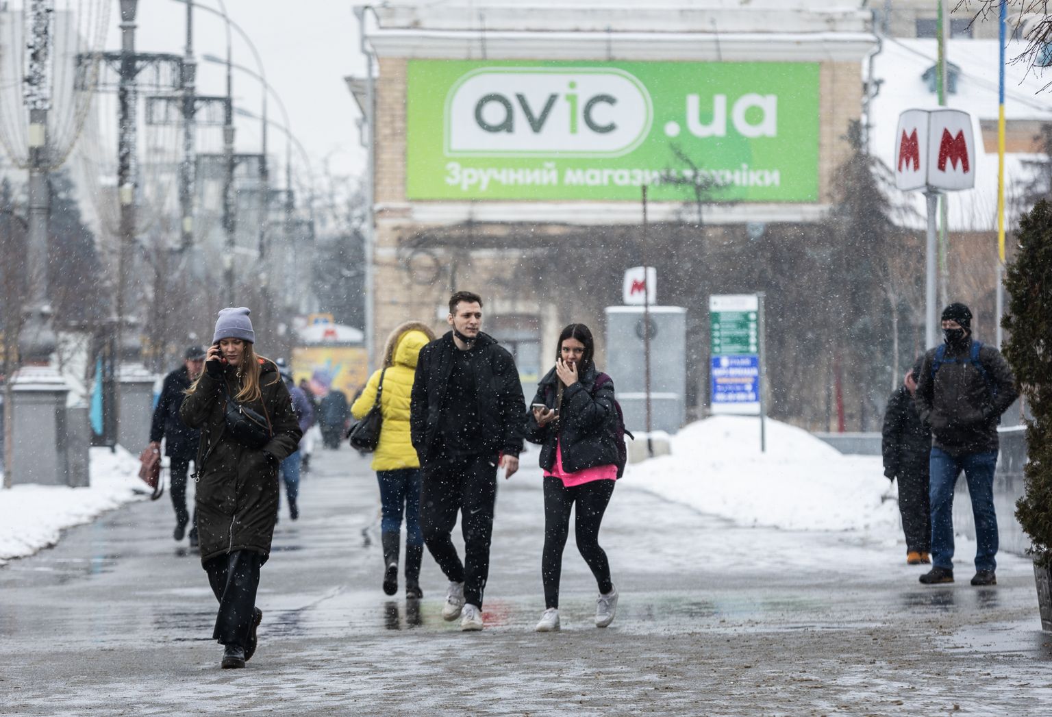 Talvine Harkiv ja linnas jalutavad inimesed.