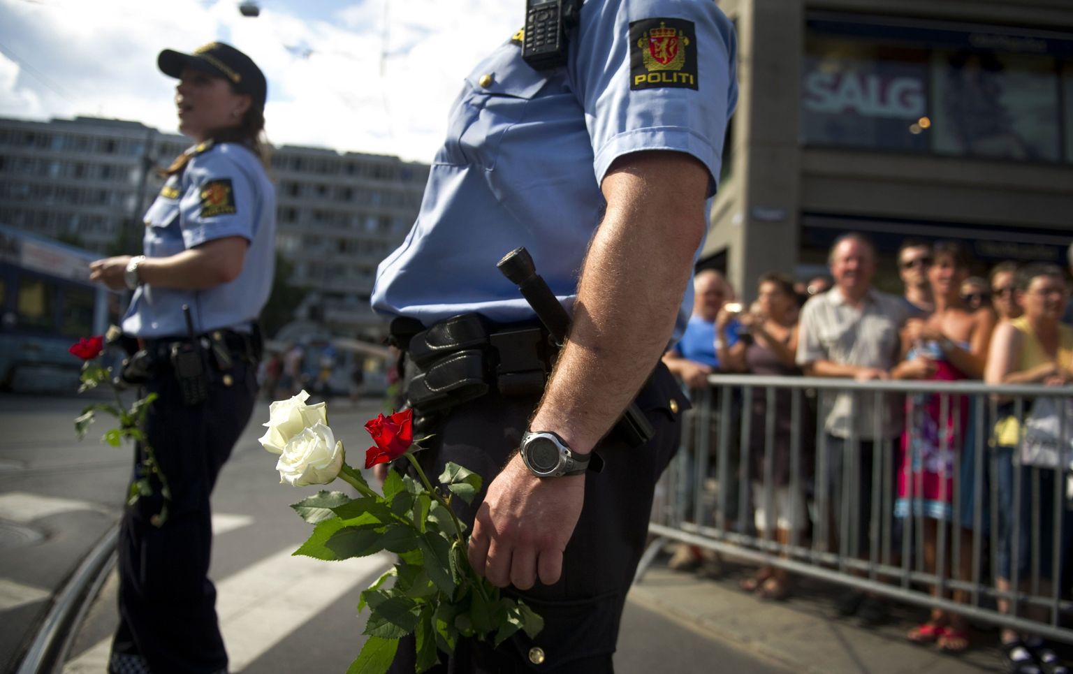 Politseinikud Oslos terrorirünnaku ohvrite mälestamise kogunemisel.