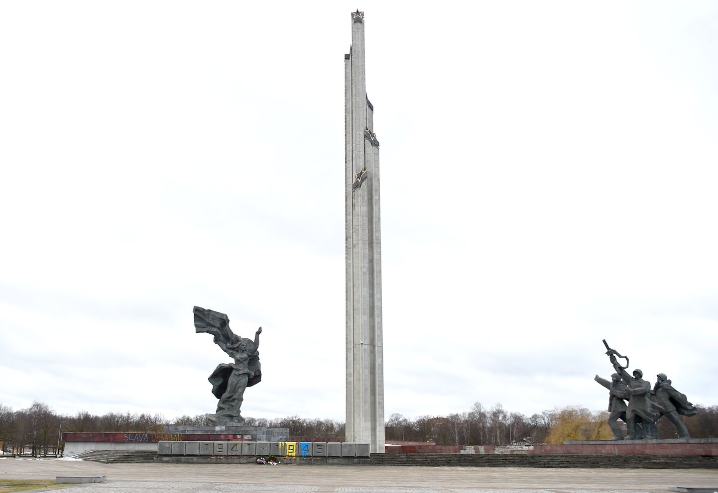 Ukrainas karoga krāsās aplieta pieminekļa "Padomju Latvijas un Rīgas atbrīvotājiem no nacistiskajiem iebrucējiem" pakāje Uzvaras parkā.