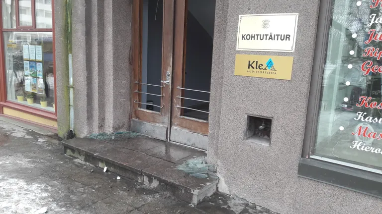Auto lõhutud ukseklaas.