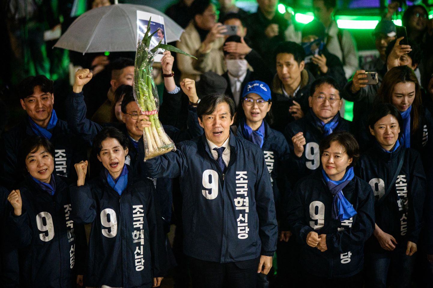 Korea Demokraatliku Partei esimees Cho Kuk sibulapealsetega kampaaniaüritusel Soulis.