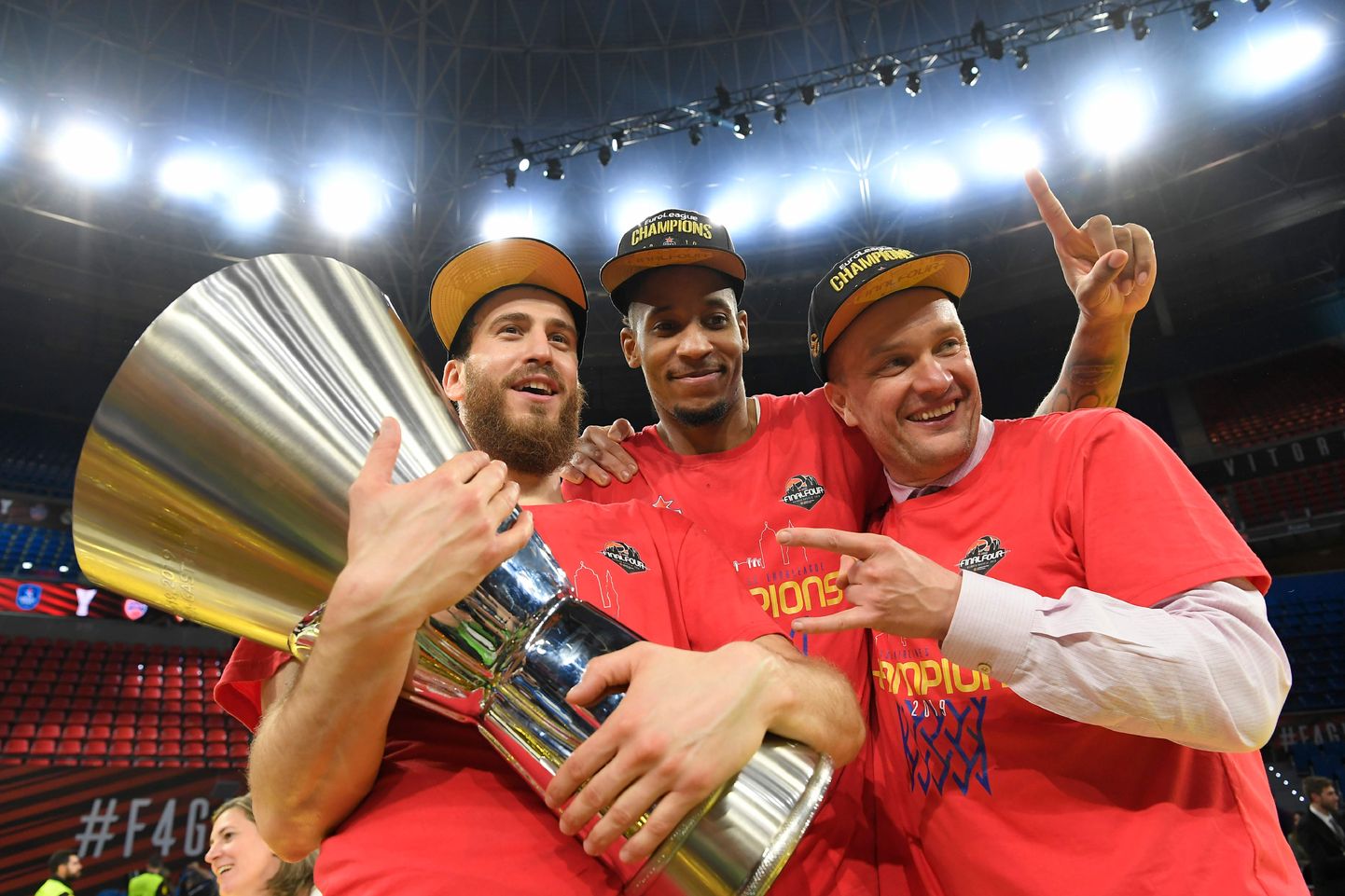 Moskva CSKA võitis Euroliiga viimati 2019. aastal, vähemalt tänavu neil selleks enam võimalust pole. President Andrei Vatutin paremal, keskel Will Clyburn, kes kuulub tiimi siiani. Karikat hoidev Sergio Rodriguez lahkus armeeklubist selle sama hooaja järel.