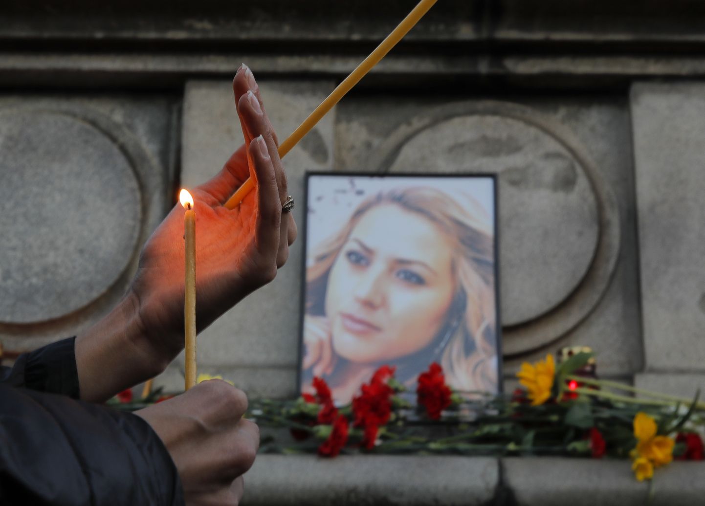 Ruse linnas süüdati tapetud ajakirjaniku mälestuseks küünlad.
