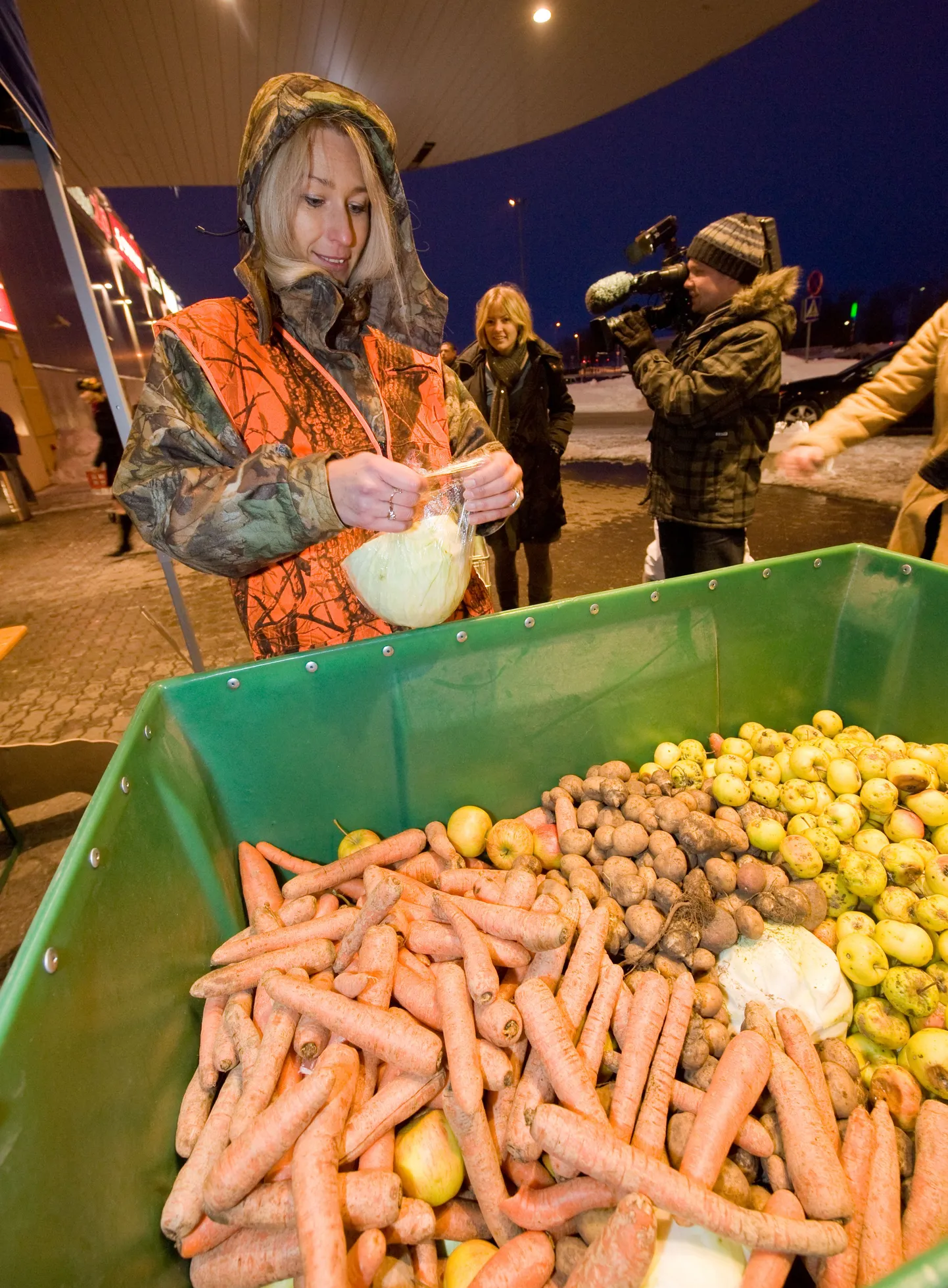 TLMPM03: METSLOOMADELE SÖÖGI KOGUMINE :TALLINN, EESTI, 05FEB10.
MTÜ Roheline Rahu ja Jahimeeste selts kogusid Ülemiste keskuse ees metsloomade jaoks toitu. Pildil kallab inimeste toodud toiduaineid konteinerisse Eesti Jahimeeste Seltsi tegevjuht HEGNE LUMP
mm/Foto MIHKEL MARIPUU/POSTIMEES