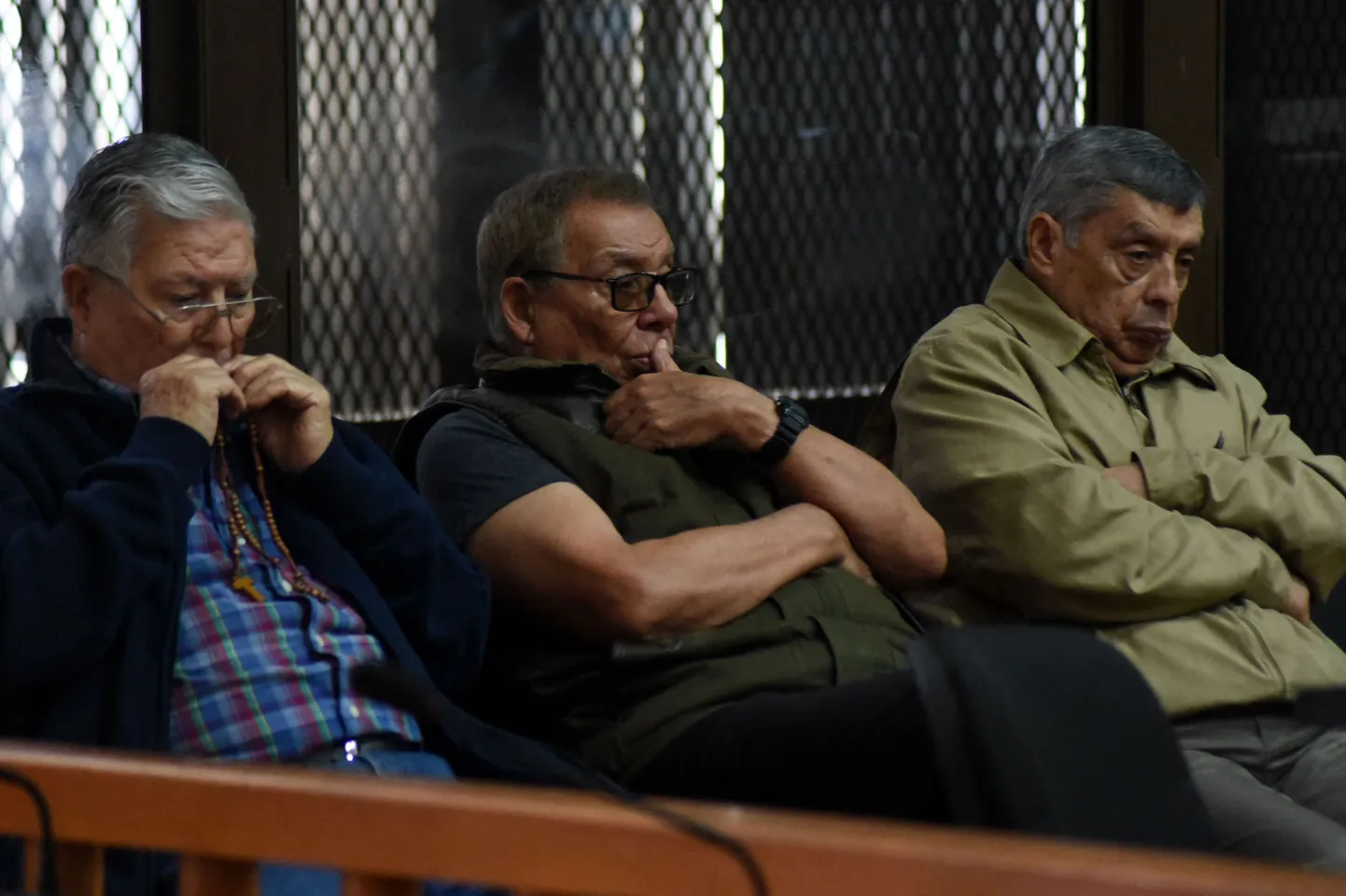 Guatemala erukindral Benedicto Lucas Garcia (keskel) koos väejuhtide Manuel Callejase (paremal) and César Octavio Noguera Arguetaga kohtusaalis. 25. november 2019.
