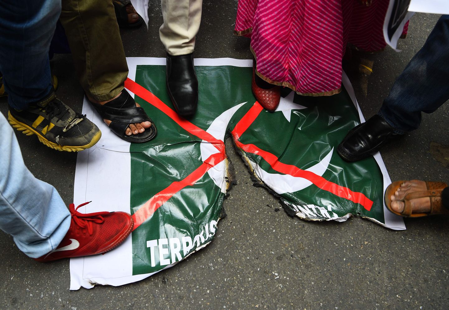 Protestētāji Indijā sadedzina Pakistānas karogu. Ilustratīvs attēls