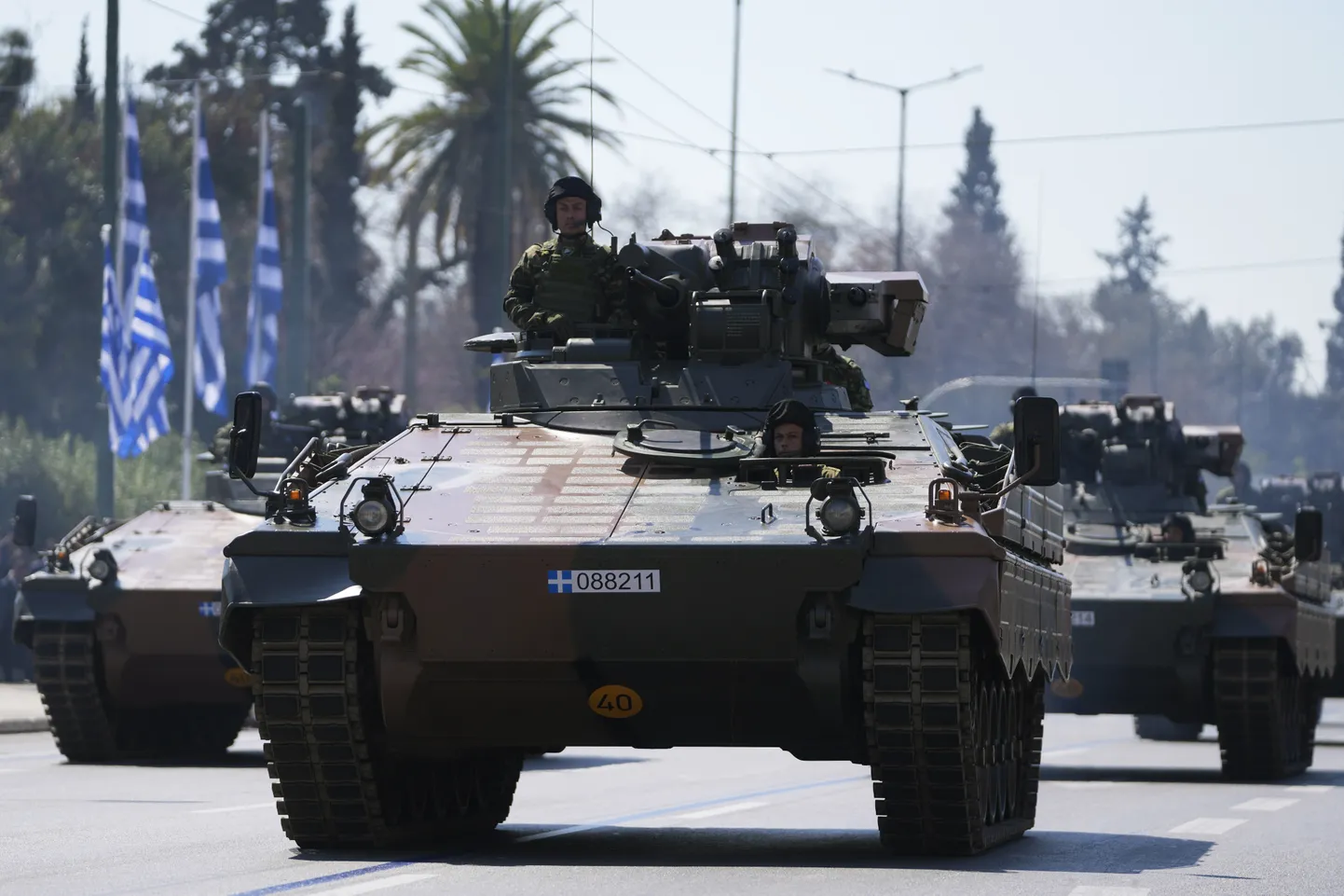 Jalaväelahingumasinad Kreeka iseseisvuspäeva relvajõudude paraadil Ateenas
