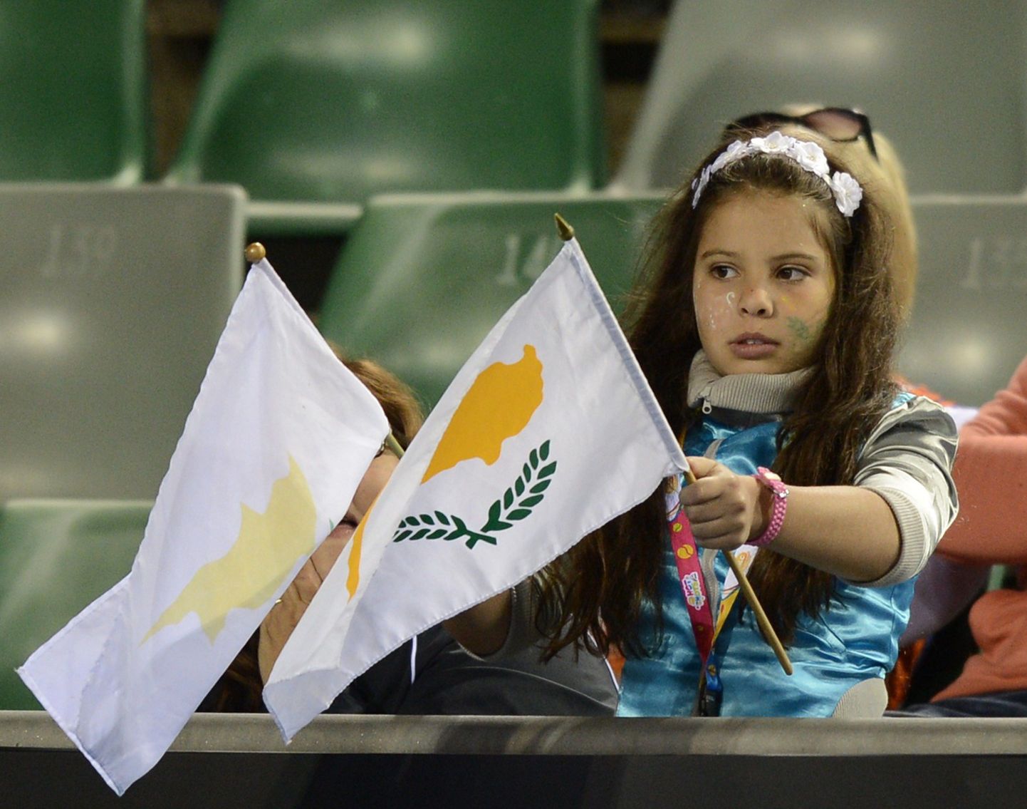 Tüdruk Küprose lippudega