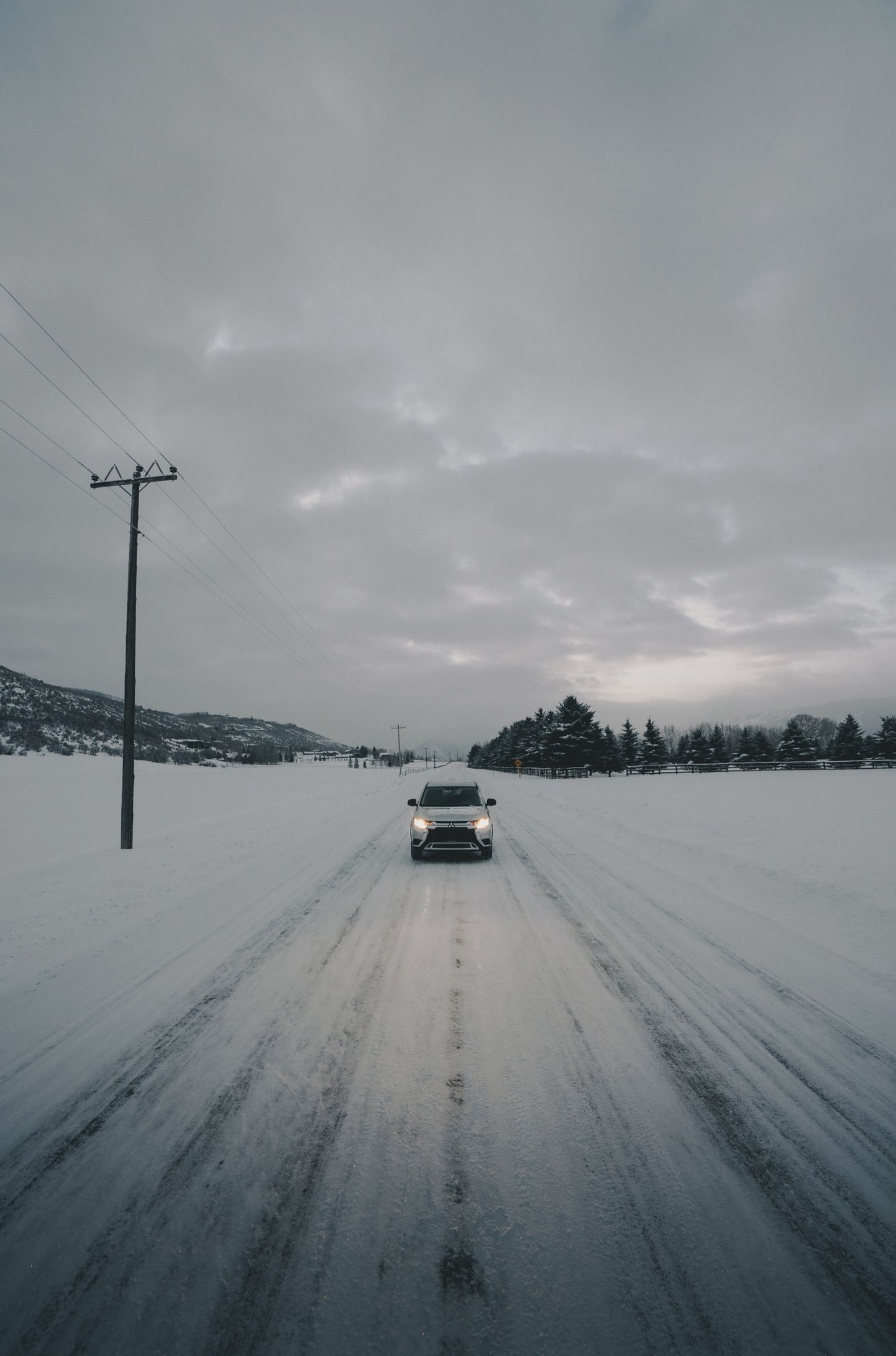 Ceļš un auto ziemā