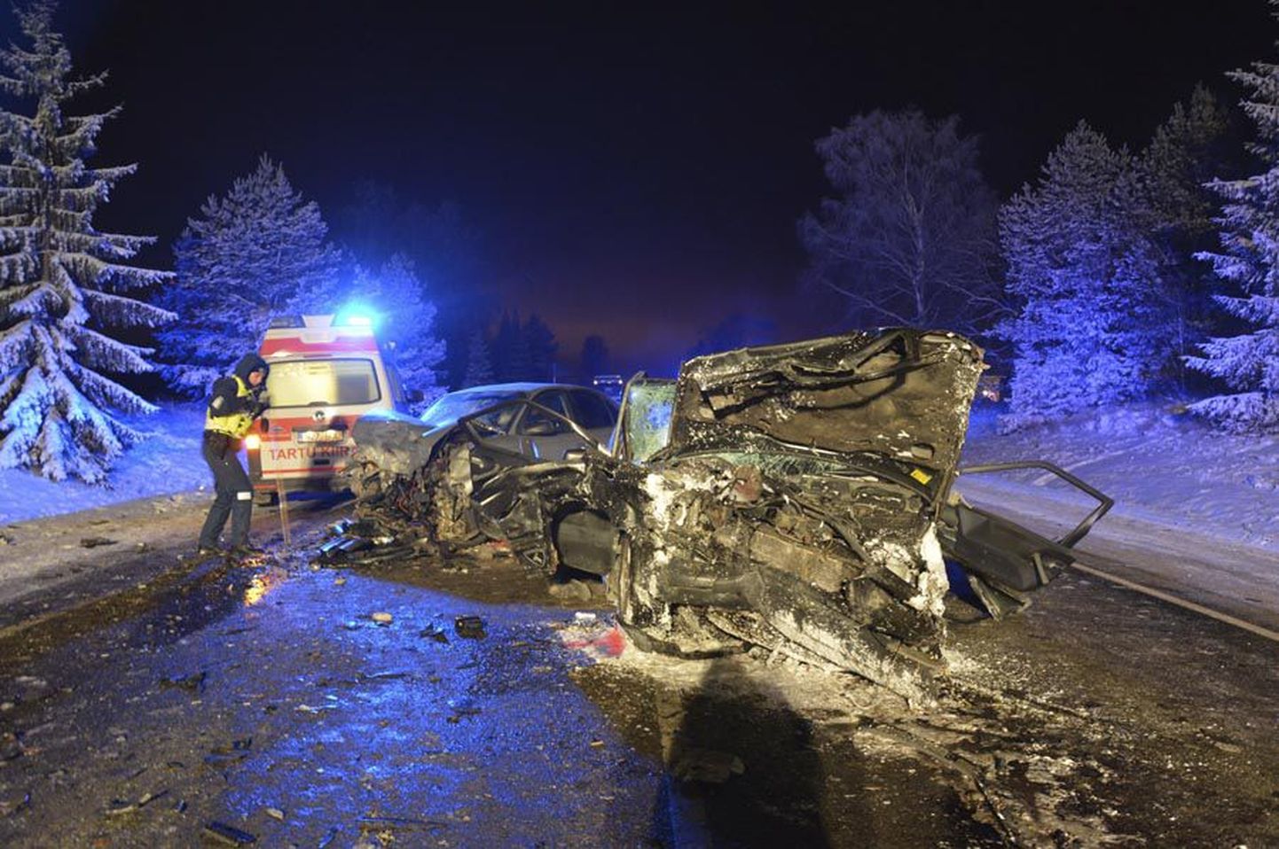 Kõige rohkem sai kannatada õnnetuse arvatava põhjustaja juhitud Volvo 850. Selles viibinud kolm inimest viidi haiglasse. Ravi vajas ka vastutuleva auto järel sõitnud Opelis viibinud neiu.