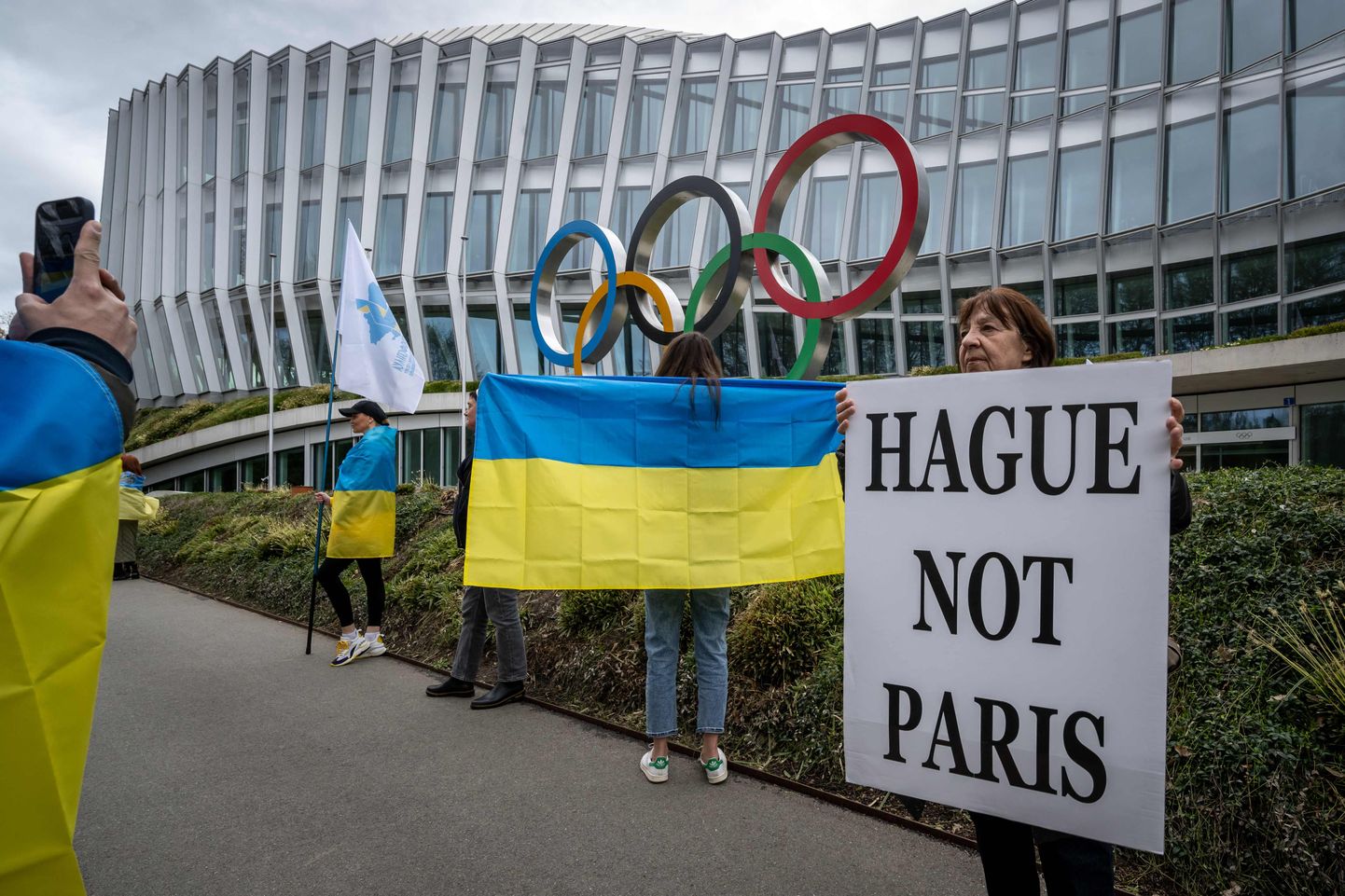 Märtsis toimunud protest ROKi peakontori juures Lausanne'is, kus nõuti, et Venemaa ja Valgevene sportlased ei pääseks neutraalsetena rahvusvahelistele spordivõistlustele.
