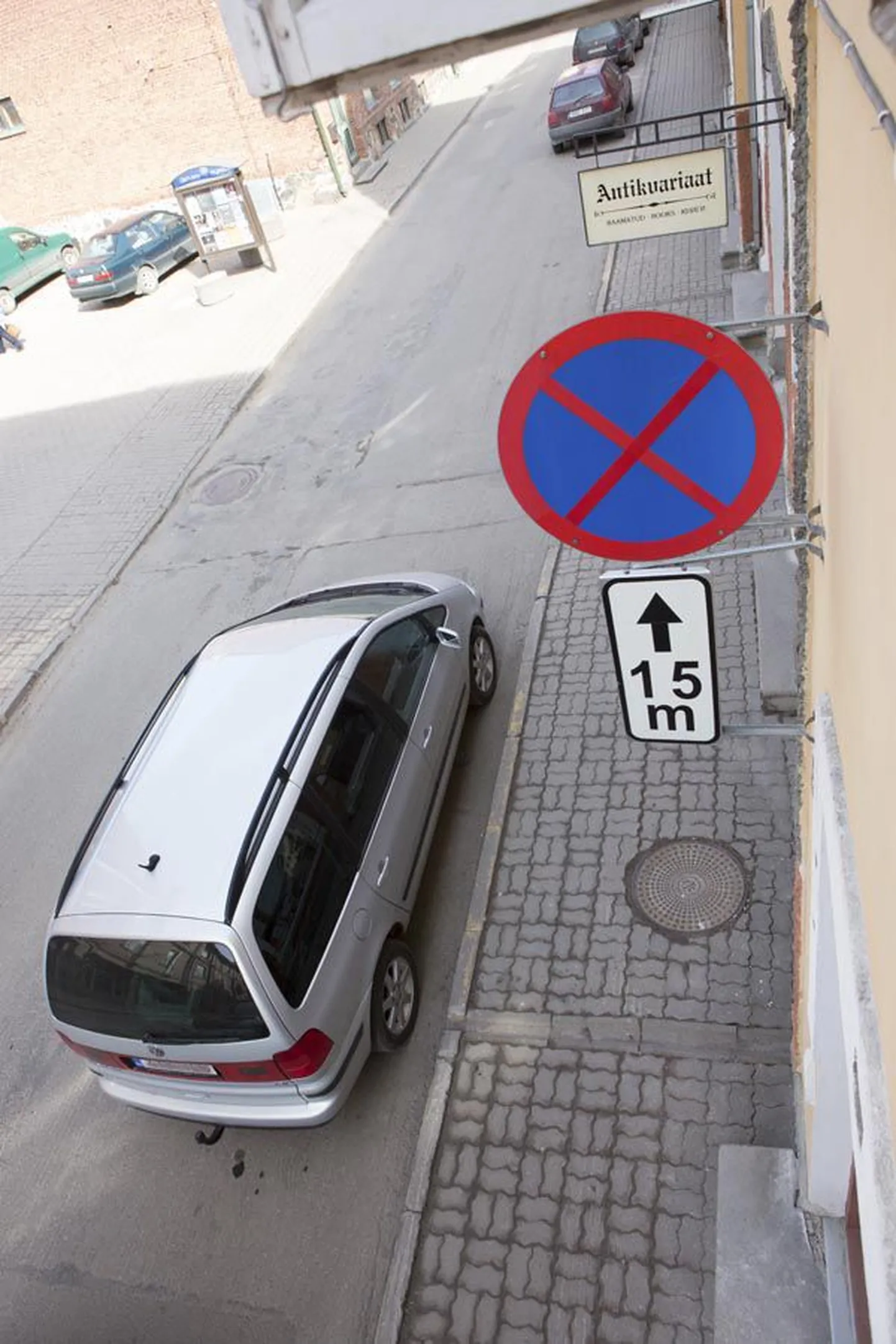 Kolmapäeval oli Lossi tänaval üks auto pargitud just selle märgi taha, millest alates on 15 meetri ulatuses keelatud nii peatuda kui parkida.