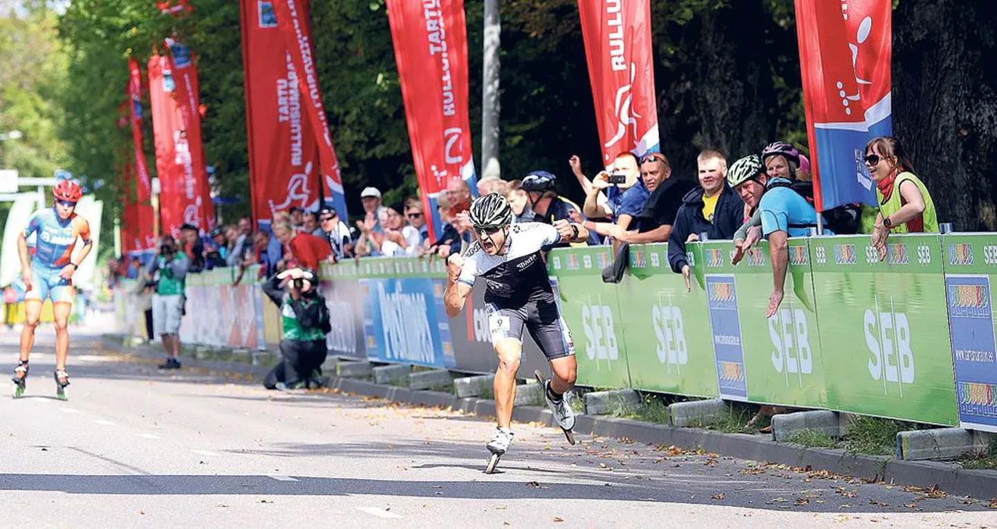 Tartu rulluisumaratoni nüüd juba kahekordne võitja Kert Keskpaik finišeerimas.