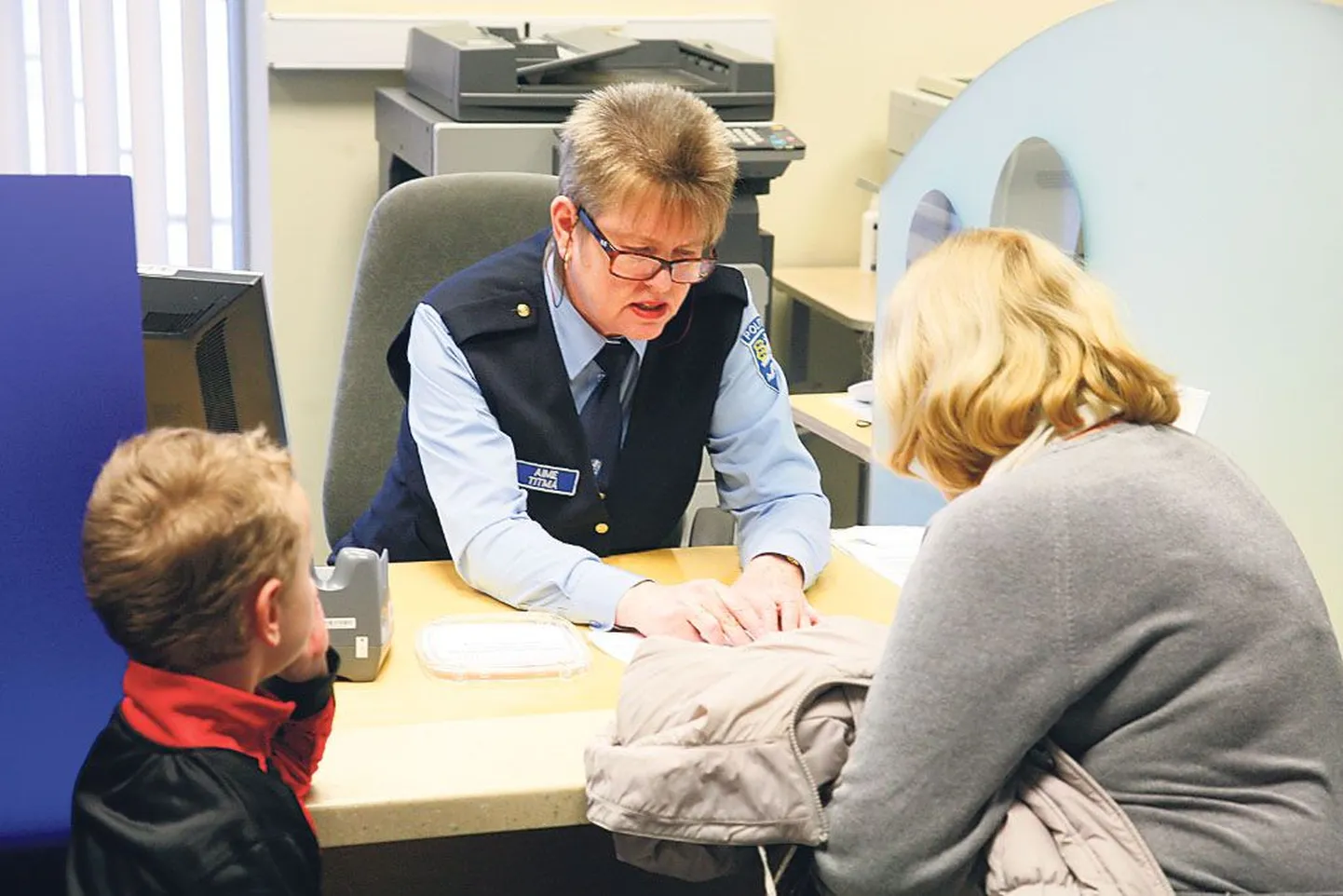 Pärnu südalinnas Hansapordi hoones asuvasse teenindusse minnes tasub oma aja säästmiseks esmalt heita pilk ukse kõrval telerile, kus juhendatakse, kuidas kõige kiiremini toimingud tehtud saab.