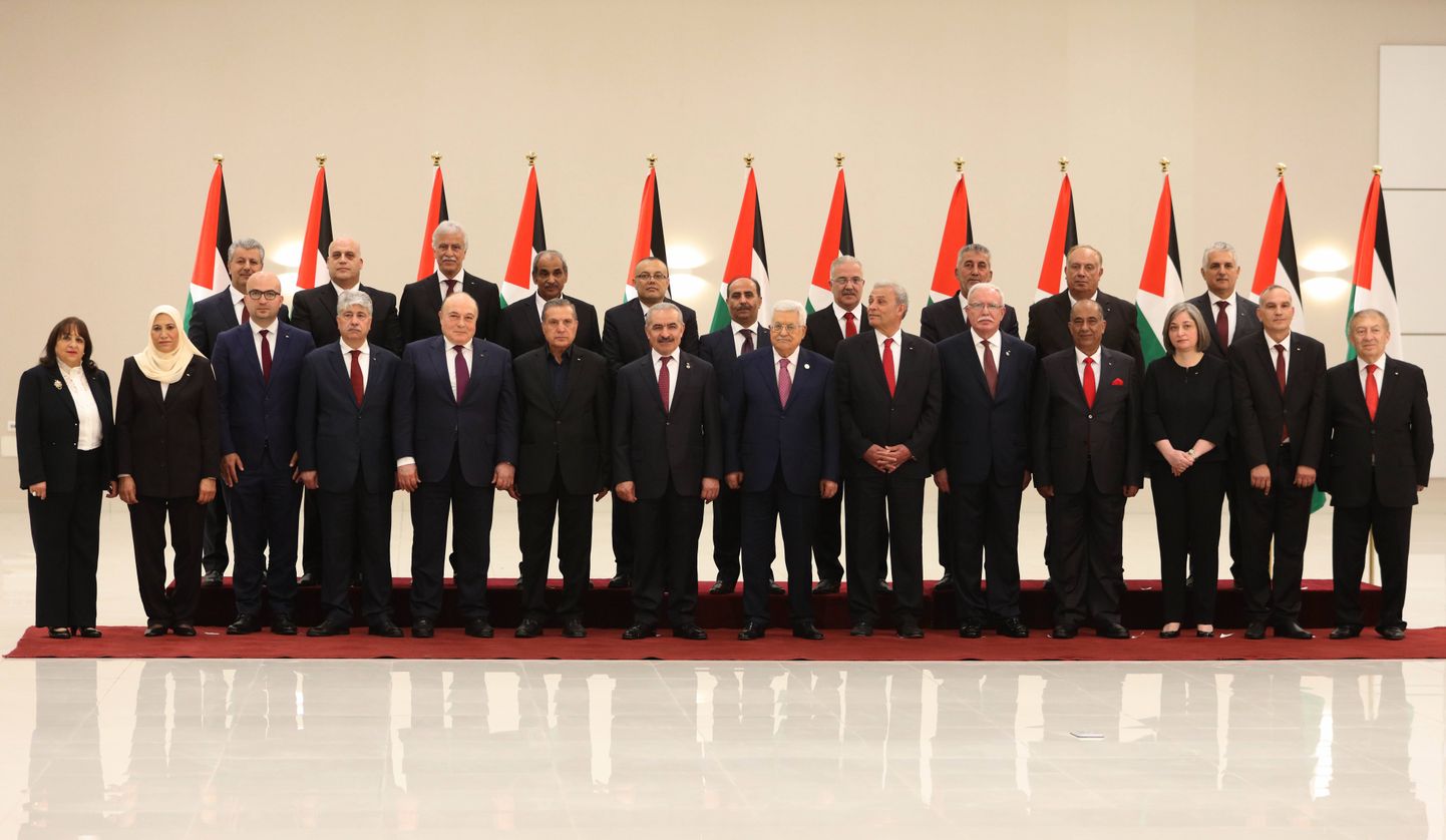 Palestiina presidendi Mahmud Abbasi uus valitsus pärast ametivande andmist.