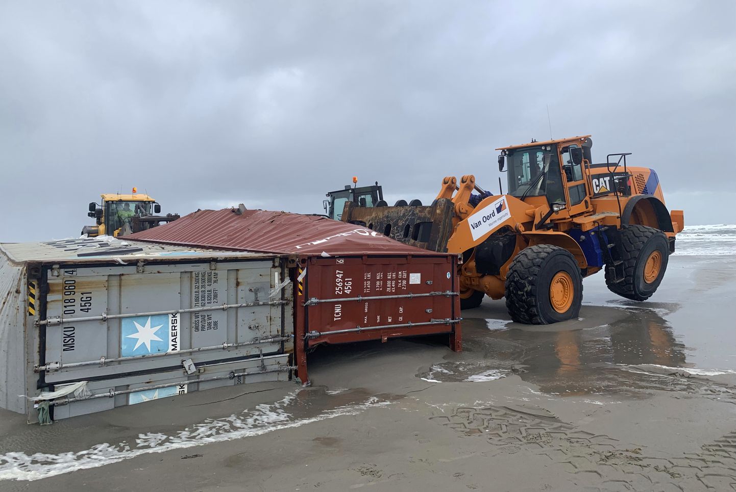 2019. aastal laevalt merre kukkunud ning randa uhutud konteinerite koristamine Vlielandis Hollandis. Pilt ei ole seotud ONE Apuse juhtumiga.