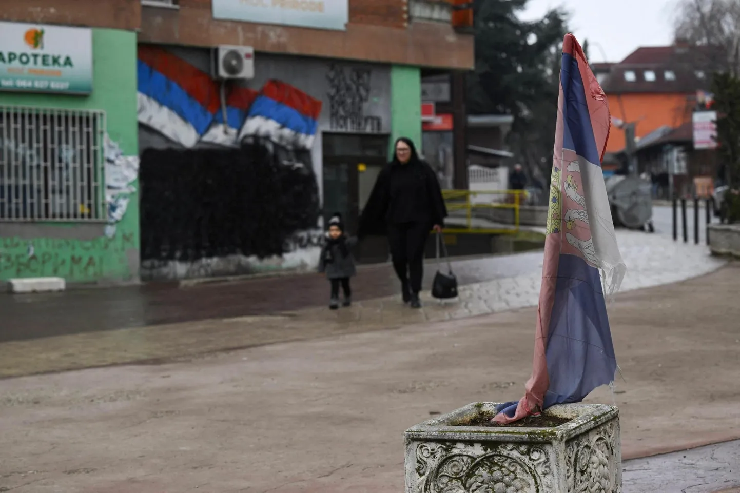 Kohalikud serblastest elanikud Põhja-Kosovos Mitrovicës Serbia lippudega ehitud tänaval. Piirkond ja selle elanikud on tugeva Belgradi mõju all, hoolimata Priština katsetest keskvõimu tugevdada.