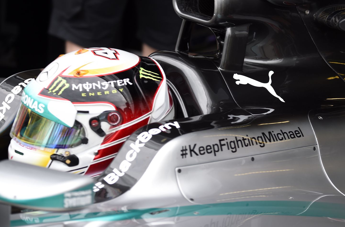 Mercedese sõitja Lewis Hamiltoni auto Michael Schumacherit toetava kirjaga.