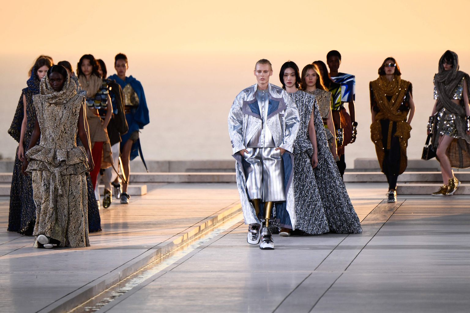 Модель Лорен Вассер (первая справа) на показе круизной коллекции 2023  Louis Vuitton