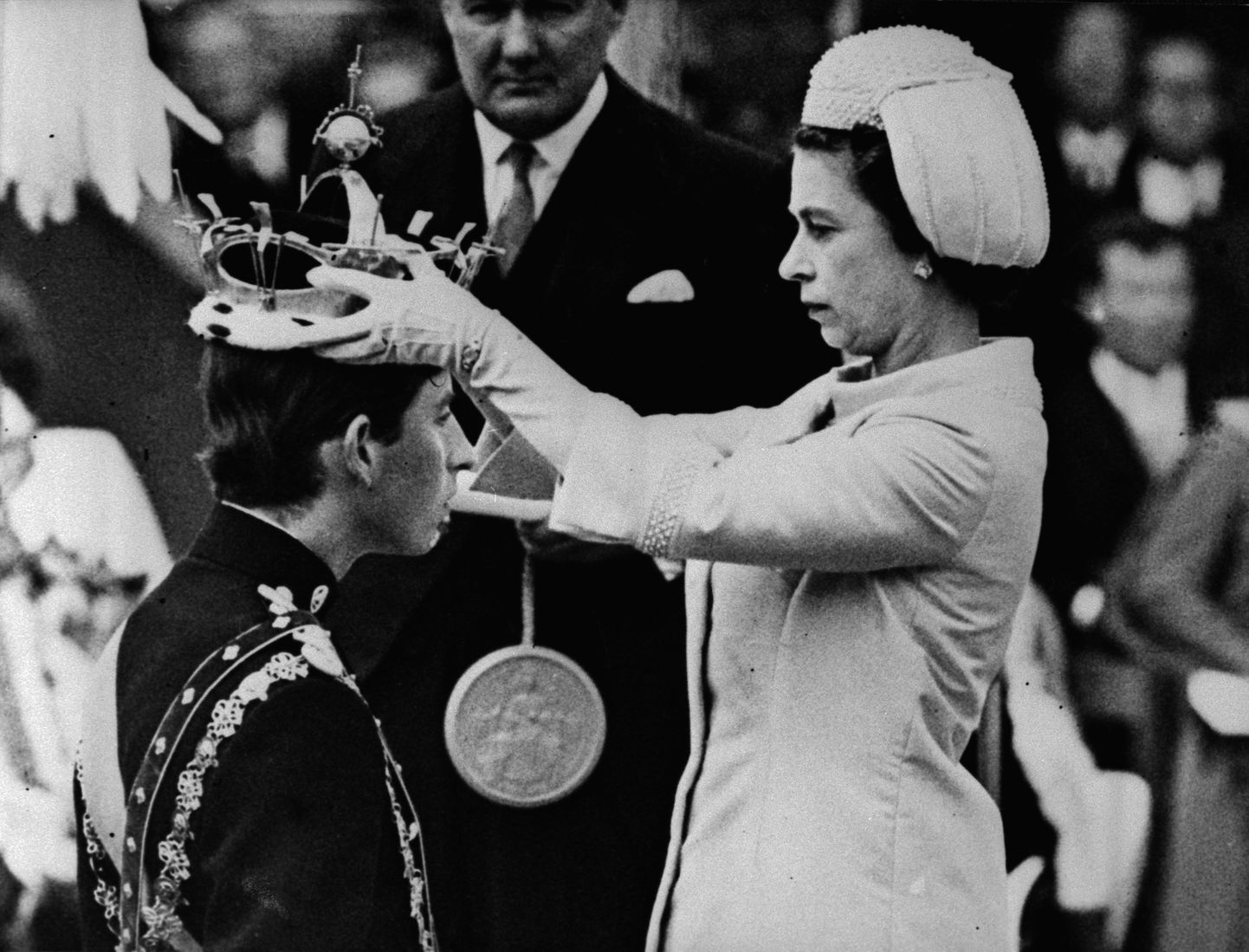 Kuninganna Elizabeth II kroonib oma vanima poja Charlesi Walesi printsiks. 1. juuli 1969.
