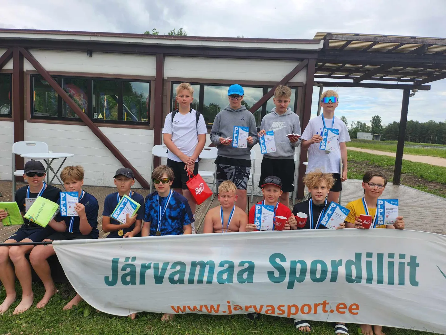 Sportlikud poisid alustasid suvevaheaega rannas võrkpalli mängides.