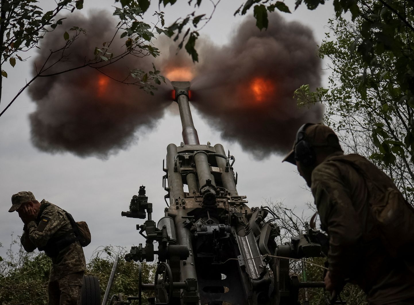 Украинские военнослужащие стреляют из гаубицы M777 по линии фронта, пока продолжается наступление России на Украину. Харьковская область, Украина. 21 июля 2022 года.