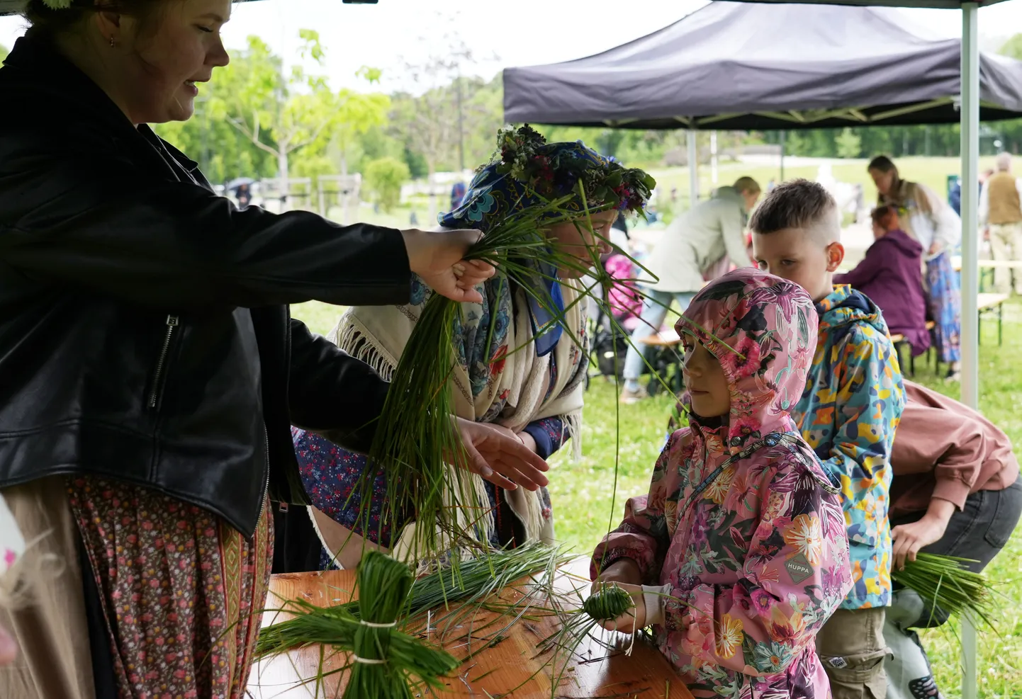 Jāņu ielīgošanas pasākums "Jāņa sēta" Uzvaras parkā, kurā var izbaudīt Rīgas folkloras kopu un bērnu vokālā ansambļa "Knīpas un Knauķi" koncertu, radošās darbnīcas, gleznošanas plenēru, vainagu vīšanas darbnīcu un lielās koka spēles.
